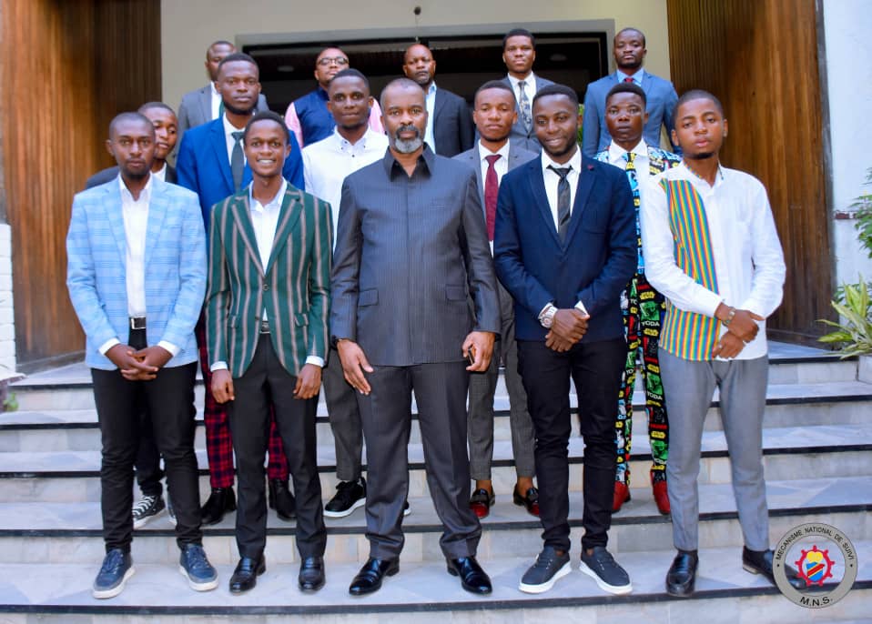 RDC Un groupe détudiants de lUNIKIN décerne un brevet de mérite à